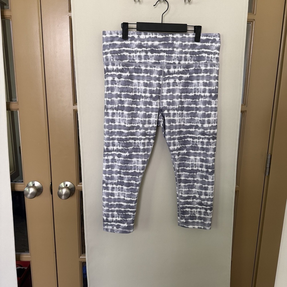Athleta Woman's XL Grey White Elation Capri‎ Leggings Athleisure Gym Work Out